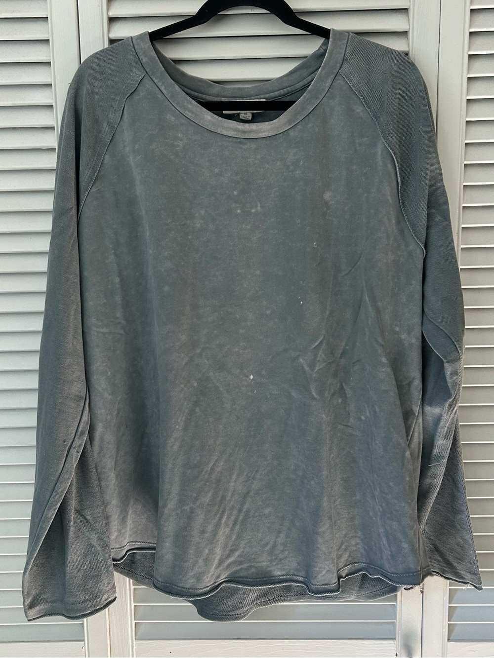 Umgee Washed Gray Long-Sleeve Crew Pullover